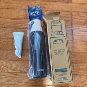 New in box Brita Insulated Filtered Water Bottle 26 oz, Reusable